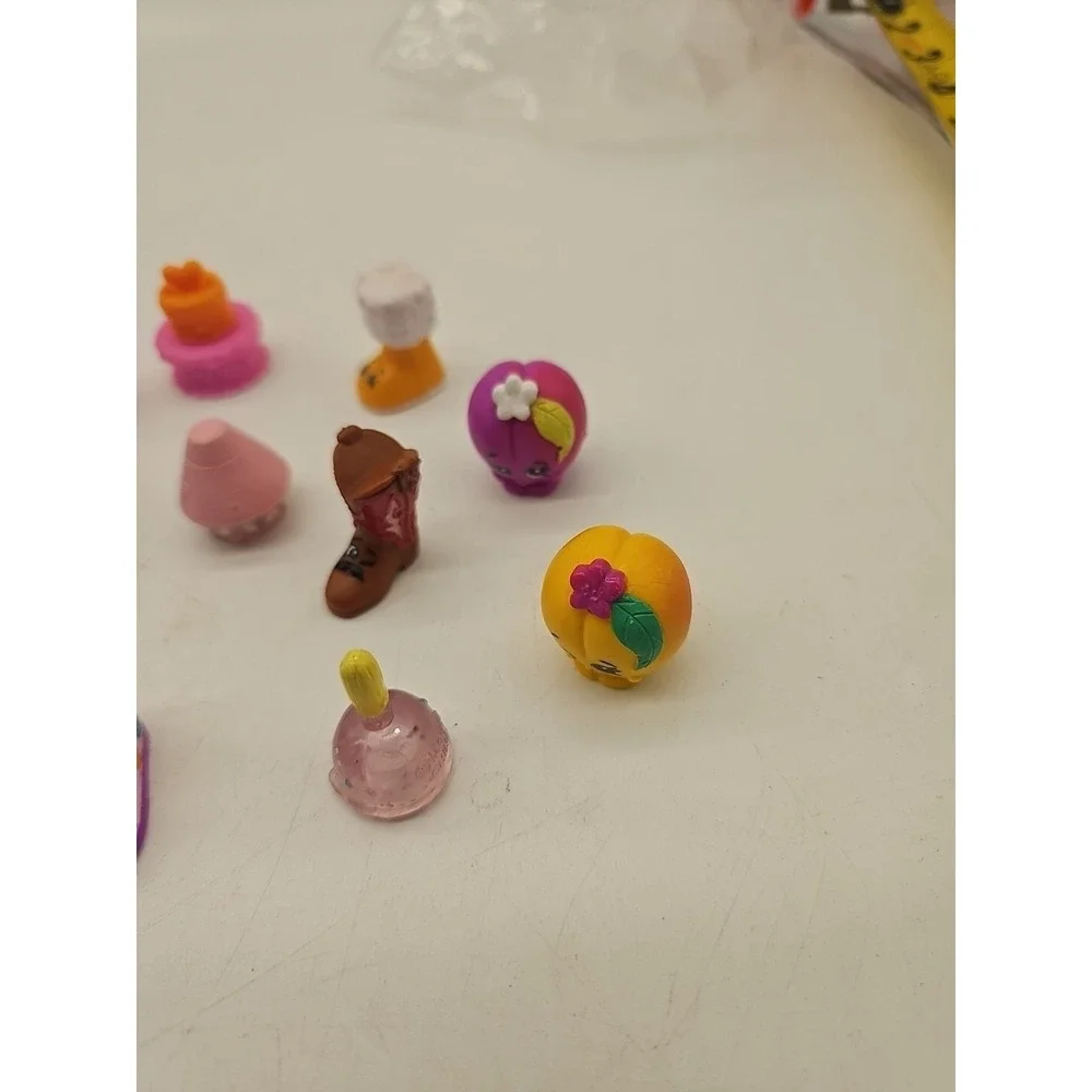 Shopkins Lot of 17  Pieces / Moose Mini Figures Children Toys  Lot Tiny